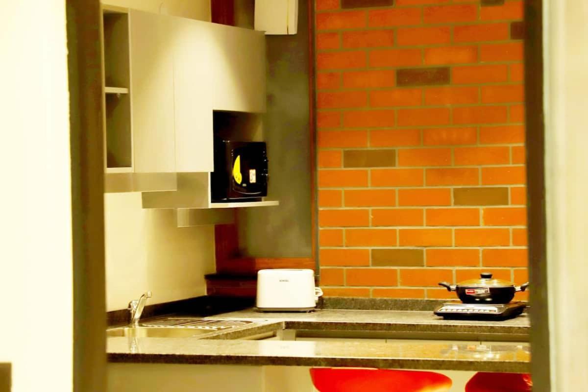 Apt# One-Four-Two - With Lift - High Speed Wifi - Smart Tv New Delhi Eksteriør bilde