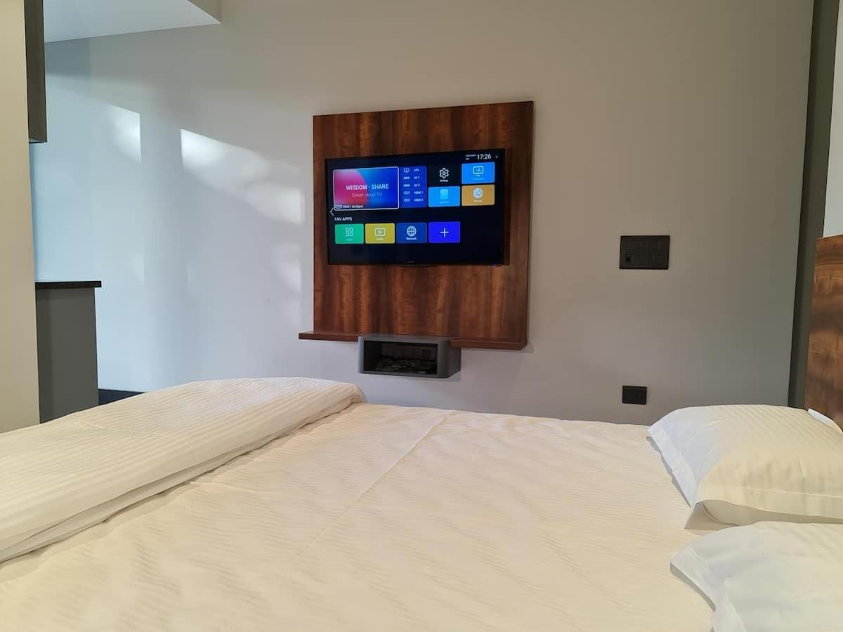 Apt# One-Four-Two - With Lift - High Speed Wifi - Smart Tv New Delhi Eksteriør bilde